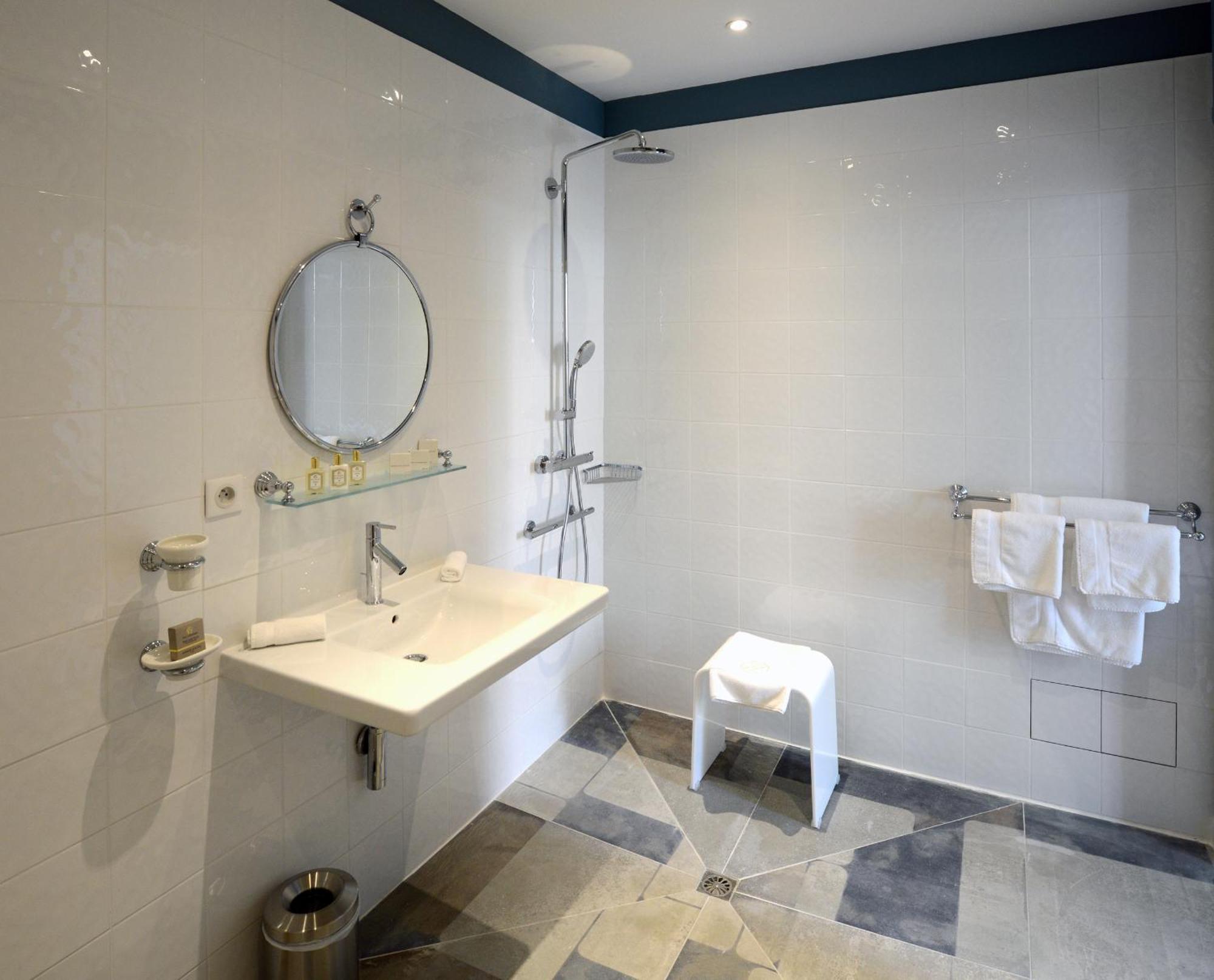 Grand Hôtel Henri - Les Collectionneurs LʼIsle-sur-la-Sorgue Quarto foto