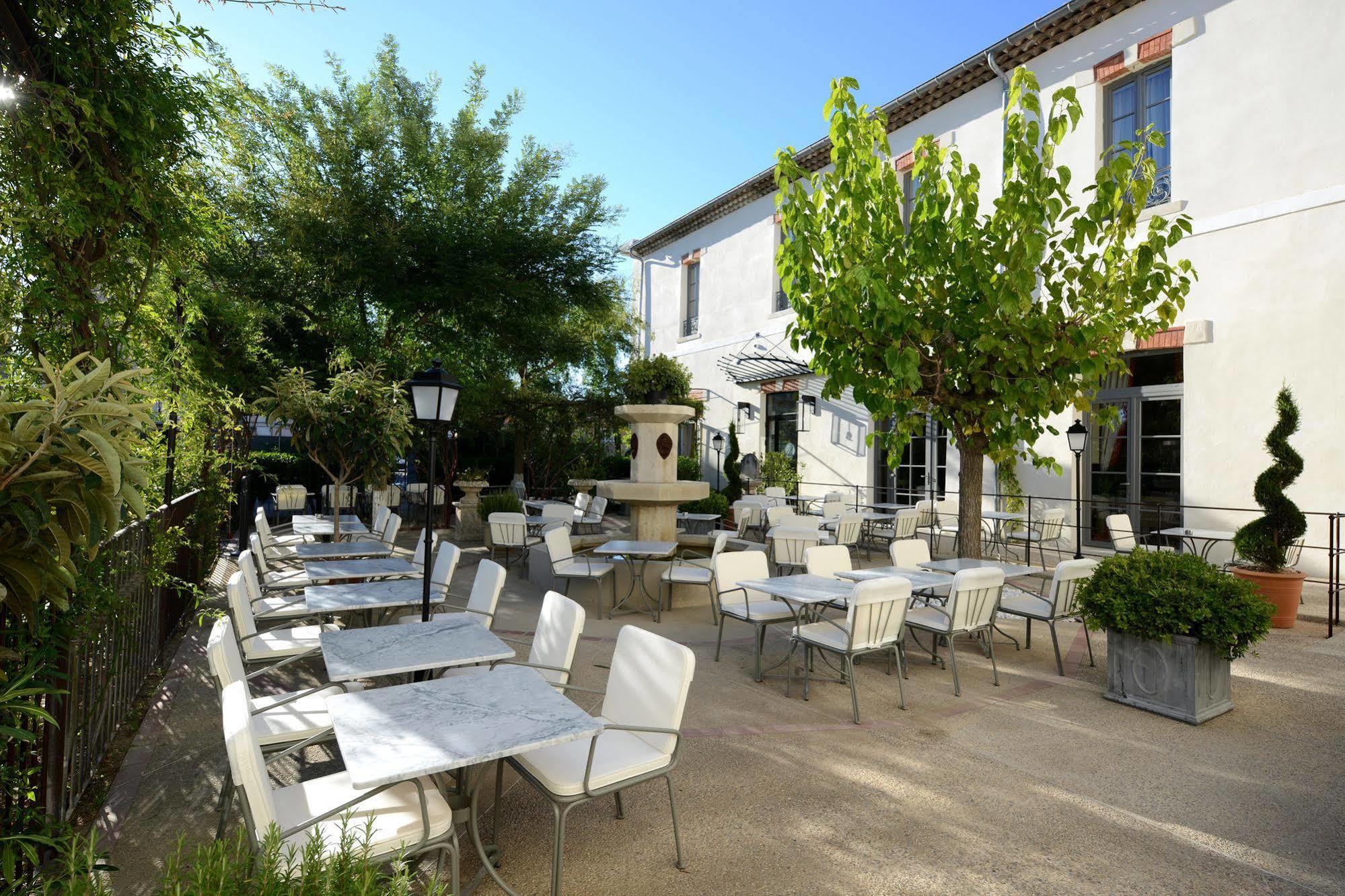 Grand Hôtel Henri - Les Collectionneurs LʼIsle-sur-la-Sorgue Exterior foto
